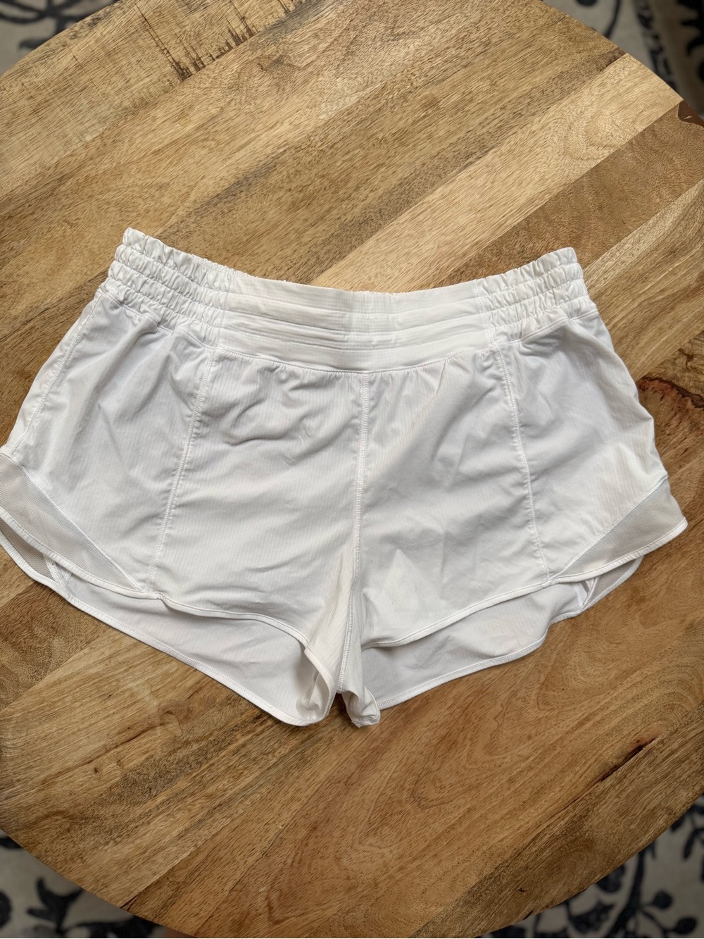 lululemon athletica Hotty Hot 2.5” High Rise Shorts in White Size 12